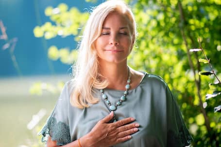 Tanja Konstantin mit Hand auf dem Herz